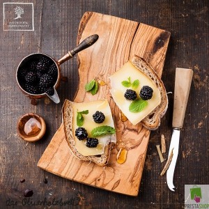 Rustikales Brotzeitbrett, Frühstücksbrett aus Olivenholz, rechteckige Form,  Frühstücksbrett mit Rinde